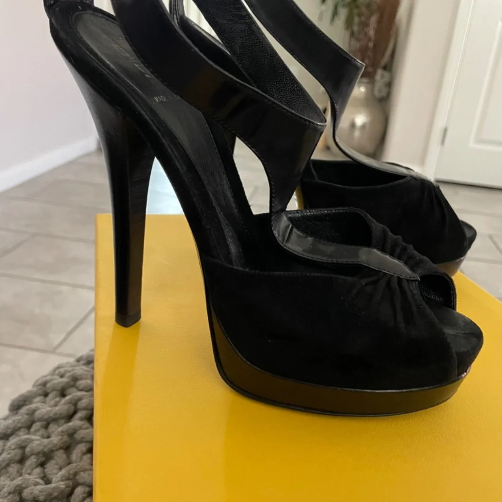 FENDI T STRAP Black Suede Leather Spuntata Peep Toe 5” Heels Size38